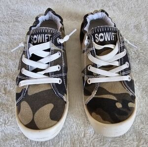 Like New: Sowift Camo Canvas Shoes  Women 7